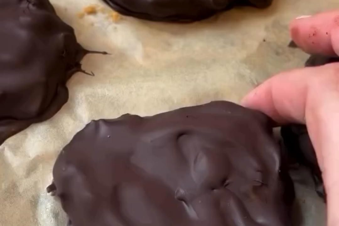 no-bake peanut butter banana chocolate bites