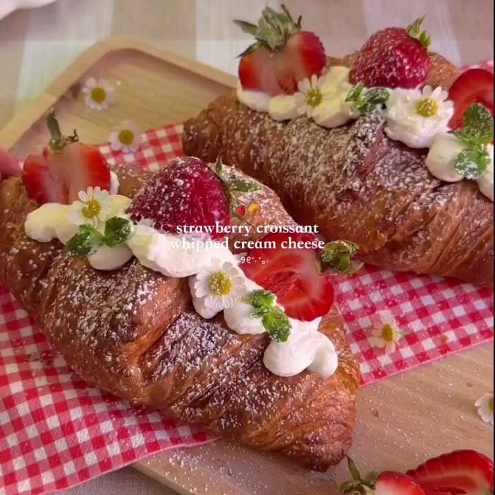 strawberries and cream toast