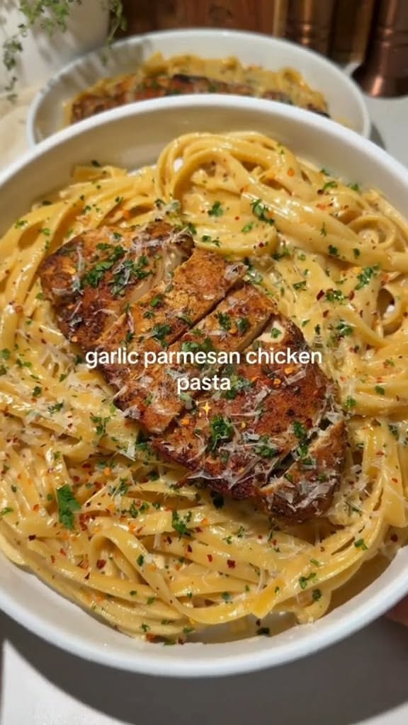 Garlic Parmesan Chicken Pasta – Creamy Fettuccine with Golden Chicken