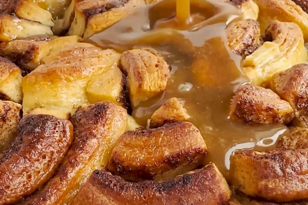 caramel apple cinnamon rolls