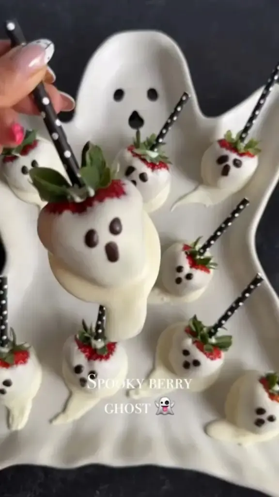Spooky Berry Ghost – Easy Halloween Berry Dessert